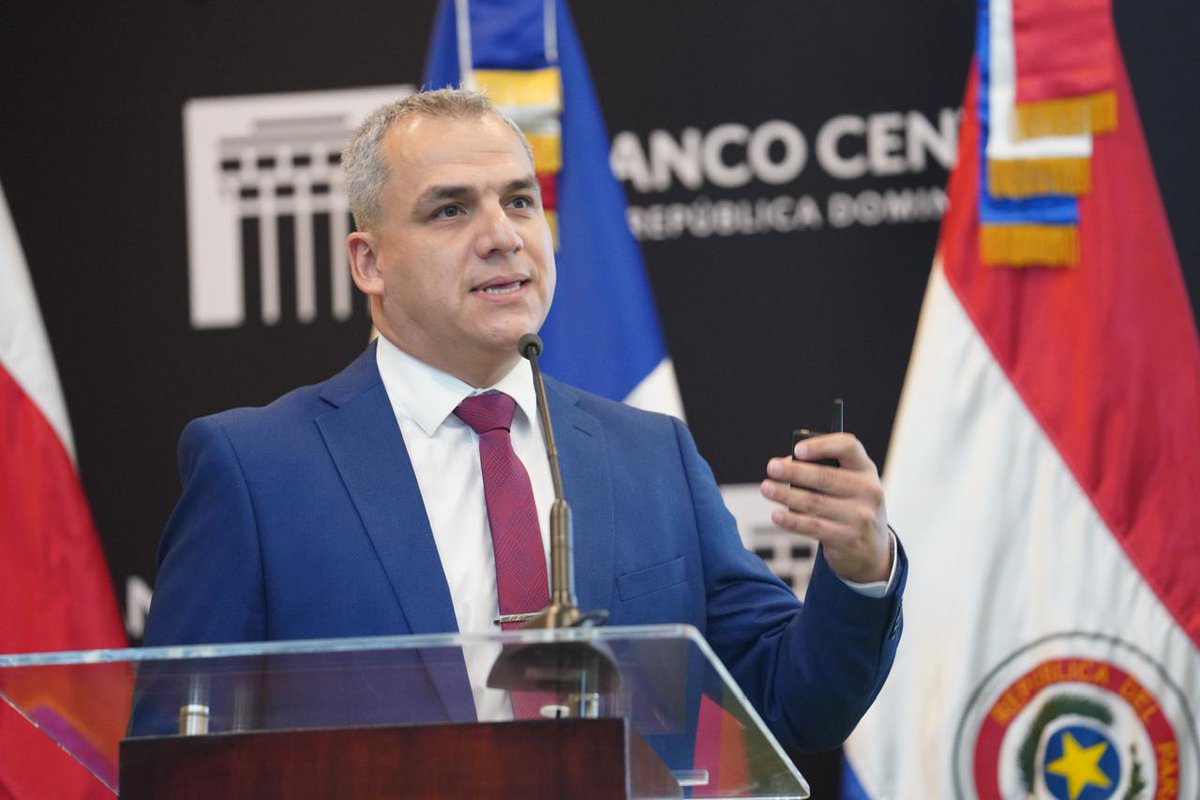 BCP_PY's tweet photo. El BCP participó en el II Foro de Pagos Instantáneos, organizado por el Banco Central de la República Dominicana, que reunió a autoridades y expertos internacionales. En la ocasión, el BCP compartió la experiencia del país en la modernización del sistema de pagos, desde la evolución del SIPAP hasta la implementación de los pagos instantáneos y el desarrollo de la marca SIP, resaltando la interoperabilidad y la adopción de estándares internacionales.
Actualmente, el país cuenta con un sistema de pagos inmediato, seguro y disponible 24/7, que impulsa el uso de medios de pago digitales y la inclusión financiera. Esta experiencia consolida a Paraguay como un referente regional y reafirma el compromiso del BCP con la innovación y la mejora continua del Sistema Nacional de Pagos.