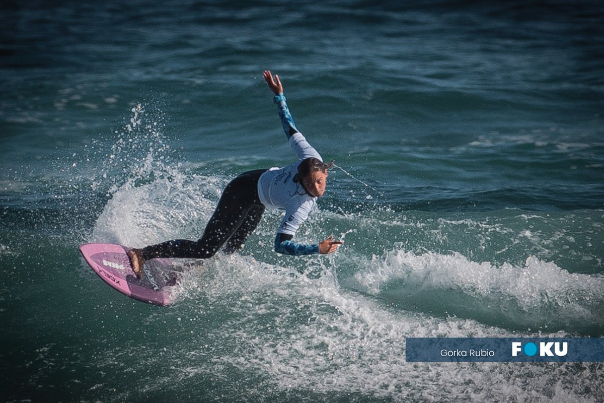 Foku_eus's tweet photo. 🔵Nadia Erostarbek historia egiten jarraitzen du🌊. Zarauzko surfistak hirugarren postu ikusgarria lortu du World Surf Leagueko Gold Coast Pro txapelketan, munduko surfistarik onenen artean sendotuz. 🏄‍♀️🔥

#NadiaErostarbe #Surf #Surfing #EuskalHerria #FokuArgazkiak https://t.co/o9YHCKc1Bk