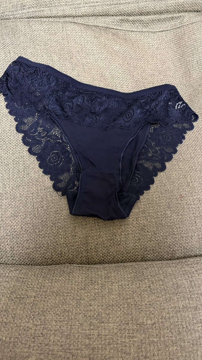 kiho_pan2's tweet photo. ♡94ブラックレースパンティ♡

ブラックレースのパンティになります🖤

１日着用で2,500円になります😊

おしっこ1回拭かないとおまんこグリグリおつけします✨️

#スソガ
#下着売り子
#パンツ売ります
#使用済み下着売ります 
#パンツ売り子
#きほの在庫一覧 https://t.co/B3XxX766fC