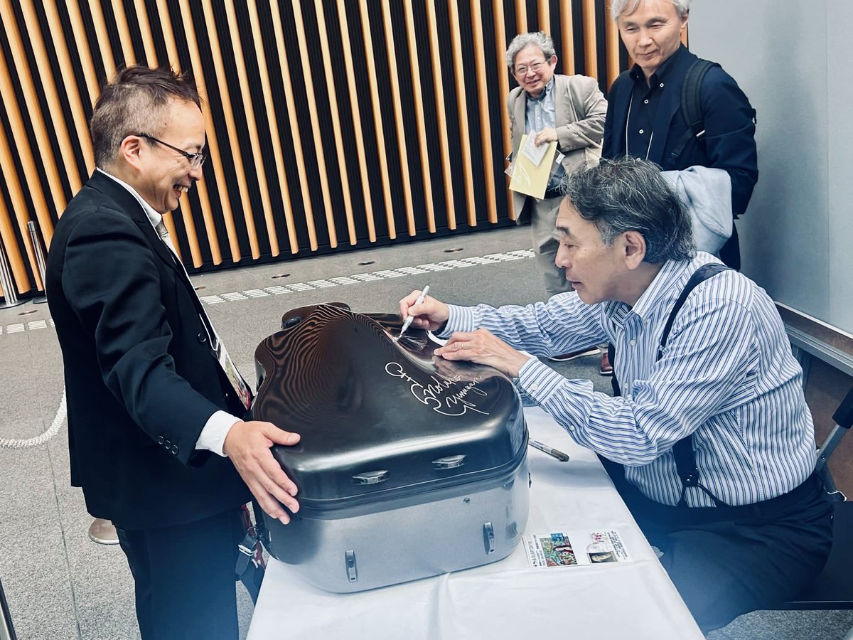 このサイン会を知った時は。最後尾に並んで、新しいケースに書いて