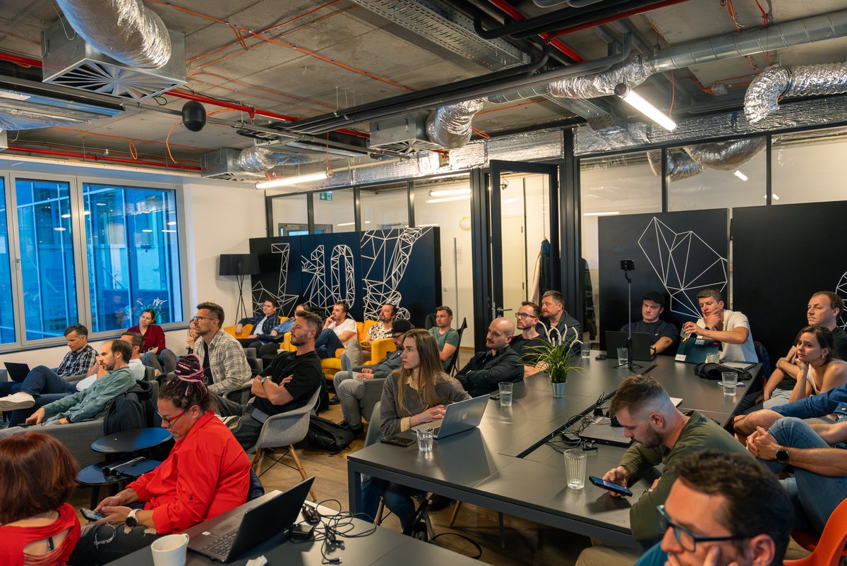 ContextLoopCZ's tweet photo. Efekt kasina? Bottleneck v hlavě? No a povinně žába, robot a lejzry. Program ContextLoop byl fakt nabitý - hands-on/praktické ukázky, minihackathon, pohoda, smích a pozitivní energie i díky vám všem, co jste přišli! Víc na https://t.co/vHdwqfJMgg. Těšíme se zas koncem července.😊 https://t.co/YSpsDvRAex