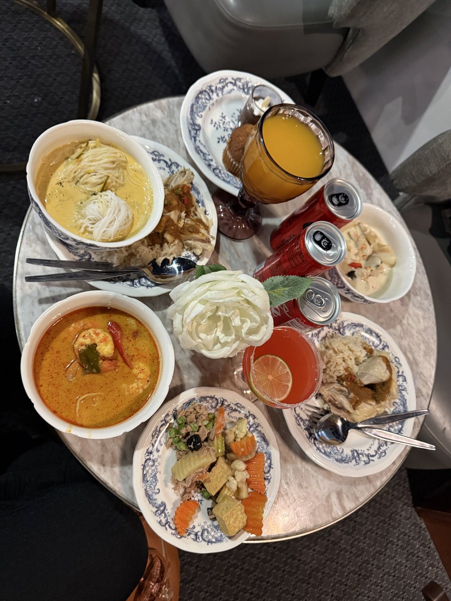 - ได้รถลีมูซีนรับส่งสนามบินต่างประเทศฟรี
- ได้กินร้านอาหารในโรงแรมหรูๆฟรี
- ได้เข้าเล้าจ์สนามบินฟรี (ใช้บ่อยสุดละอันนี้)
- สะสมแต้มจนแลกป๊อปคอร์น+ตั๋วหนังฟรีมาหลายรอบมากๆแล้ว
- ได้ซ่อมแอร์ฟรี ปีละ2ครั้ง (แอบล้างแอร์ไปในตัวด้วย)
- ได้กาแฟฟรีทุกเดือน (ถ้าไปเอาทัน)