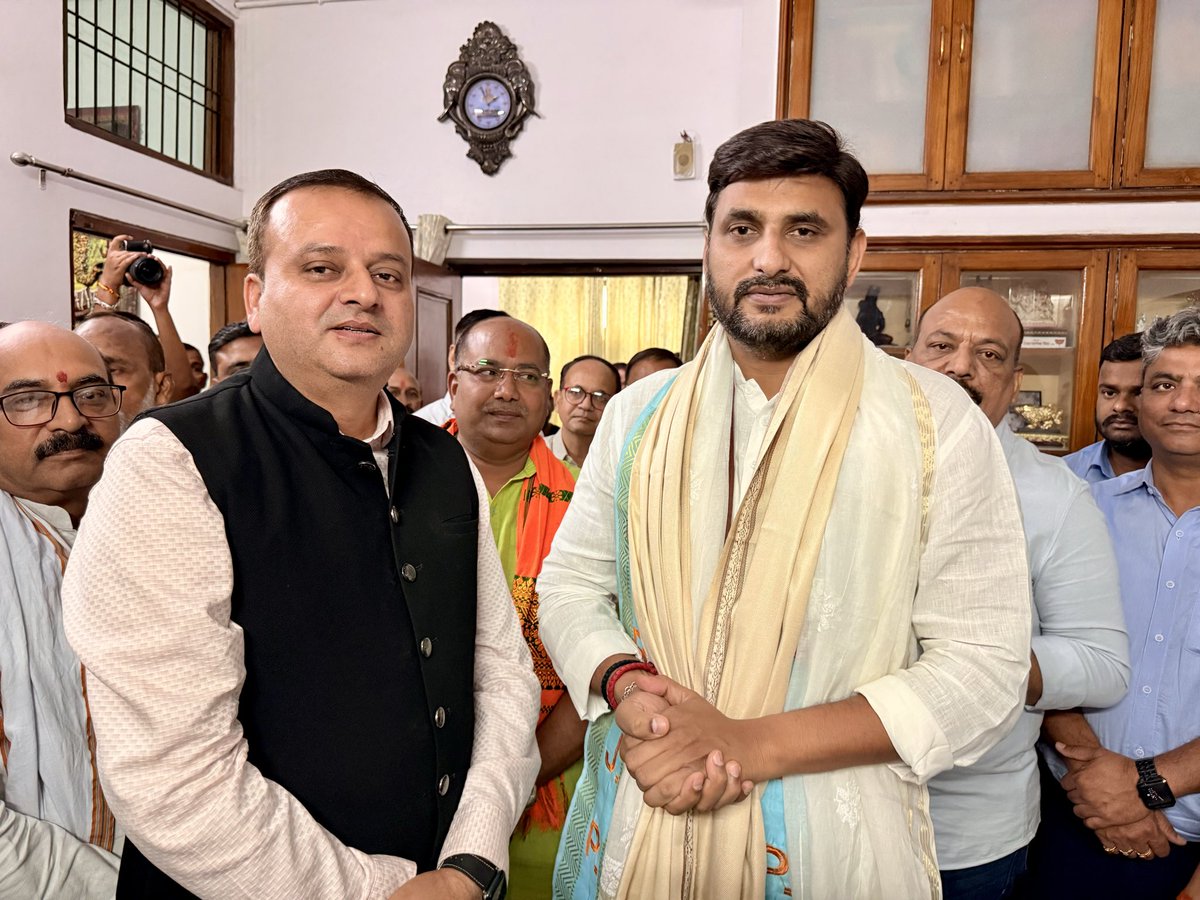wafaamber's tweet photo. “सारे चश्मे उतार दीजिए… सिर्फ़ एक चश्मा लगाइए।” ❤️

आज माननीय रक्षा मंत्री एवं लखनऊ के लोकप्रिय सांसद Rajnath Singh जी के सुपुत्र, नौजवानों के हमदर्द, ऊर्जावान व्यक्तित्व और लखनऊ को नई ऊँचाइयों तक पहुँचाने का सपना रखने वाले Neeraj Singh भाई से आत्मीय मुलाक़ात हुई।

मुलाक़ात सिर्फ़ औपचारिक नहीं थी, बल्कि लखनऊ के भविष्य, नौजवानों के सपनों, गरीबों की मदद, स्टार्टअप और रोज़गार के नए अवसर, आपसी भाईचारे, एकता और दिलों को जोड़ने वाली सोच पर एक सकारात्मक और दिल से निकली बातचीत थी।

आज के दौर में जहाँ लोग मज़हब, जाति, सियासत और सोच के अलग-अलग चश्मों से एक-दूसरे को देखने लगे हैं, वहाँ एक बात दिल में उतर गई —

“सारे चश्मे उतार दीजिए… सिर्फ़ एक चश्मा लगाइए।”

इंसानियत, मोहब्बत और भाईचारे का चश्मा। ❤️

क्योंकि शहर इमारतों से नहीं, दिलों से बनते हैं…
और लखनऊ की असली पहचान उसकी गंगा-जमुनी तहज़ीब, अदब, मोहब्बत और एक-दूसरे को गले लगाने वाली संस्कृति है।

अगर नौजवान एकता, मोहब्बत और तरक़्क़ी की सोच के साथ आगे बढ़ें, तो लखनऊ सिर्फ़ एक शहर नहीं बल्कि पूरी दुनिया के लिए मिसाल बन सकता है।

दुआ है कि हमारा शहर हमेशा प्यार, अमन और तरक़्क़ी की रोशनी से जगमगाता रहे।

— वफ़ा अब्बास
चेयरमैन, अंबर फाउंडेशन

#Lucknow #NeerajSingh #RajnathSingh #WafaAbbas #AmberFoundation #Unity #Brotherhood #StartupIndia #Mohabbat #LucknowKiTehzeeb #Insaniyat #LoveAndPeace #neerajsingh