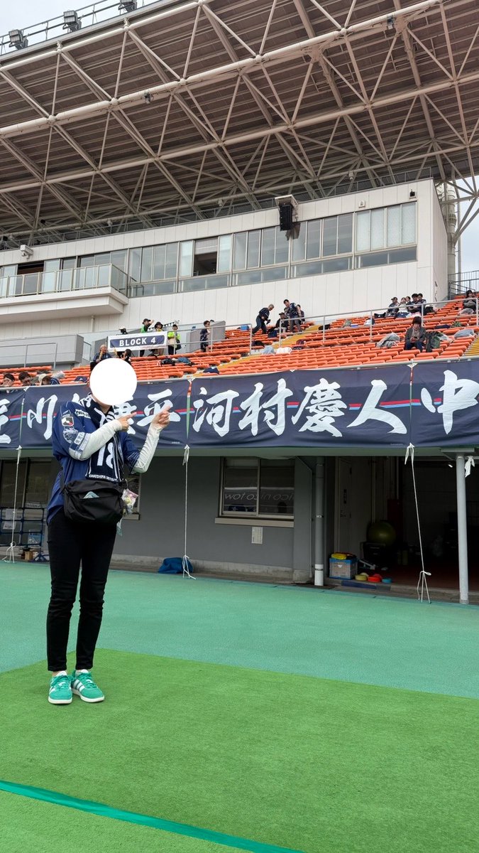しゅみれぇ〜
貴女のくじ運の強さに脱帽ょ
ありがとう🫶

バス待ち
選手の皆さんとハイタッチ🤚
緊張で記憶が…脳みその引き出しをあれよこれよ引き出して、推しの笑顔がやっとこさ出てきました😍笑

案内してくださったスタッフの方々、夢のような時間をありがとうございました😊

＃河村慶人　選手