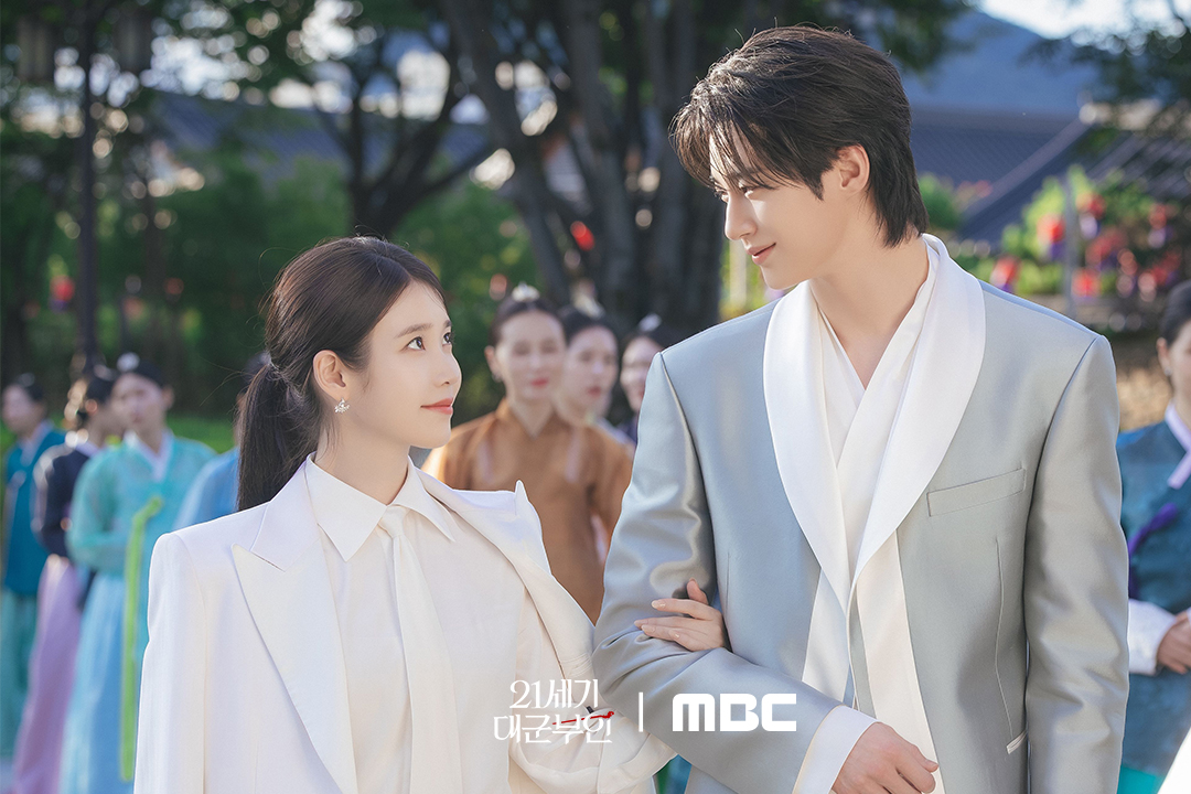 서로를 향한 마음이 커졌어
엄청 커, 그냥 막 커=͟͟͞͞➳❥

비즈니스로 시작했지만?
점점 진심이 된 완성커플😚

#21세기대군부인
9회 금요일 밤 9시 50분 MBC 방송
10회 토요일 밤 9시 40분 MBC 방송

#아이유 #변우석 #노상현 #공승연
#21세기대군부인 #MBC금토드라마
#mbcdrama #MBC