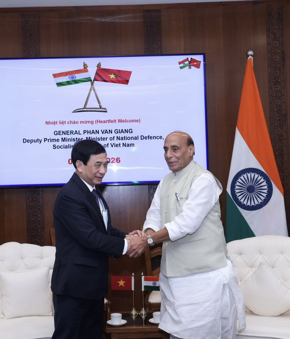 airnews_hyd's tweet photo. 🔹న్యూఢిల్లీలో రక్షణ మంత్రి @rajnathsinghతో, వియత్నాం రక్షణ మంత్రి జనరల్ ఫాన్ వాన్ గియాంగ్ సమావేశమయ్యారు.
🔹భారత్, వియత్నాంల మధ్య రక్షణ సహకారానికి మరింత బలం చేకూర్చడంపై ఈ చర్చలు దృష్టి సారించాయని రాజ్నాథ్ సింగ్ తెలిపారు.
#IndiaVietnam #DefenceSupport https://t.co/pXFWKhlTkv