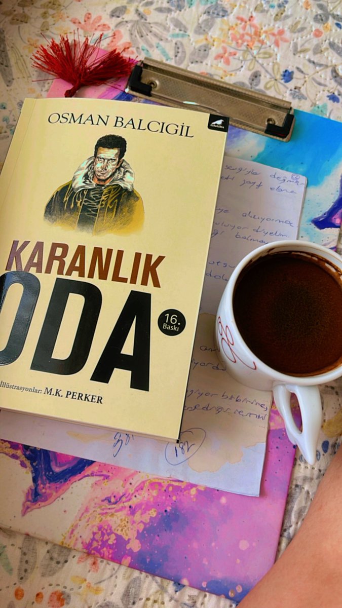 zerrinn_den's tweet photo. Güzel bir kitap. Karanlık bir oda ve Deniz. Osman Balcıgil kendisinden yedi yaş büyük Deniz”le o 25 kendisi 60 yaşındayken bir karanlık odada buluşuyor.
#6Mayıs1972 #DenizGezmiş https://t.co/PHozuHLumQ