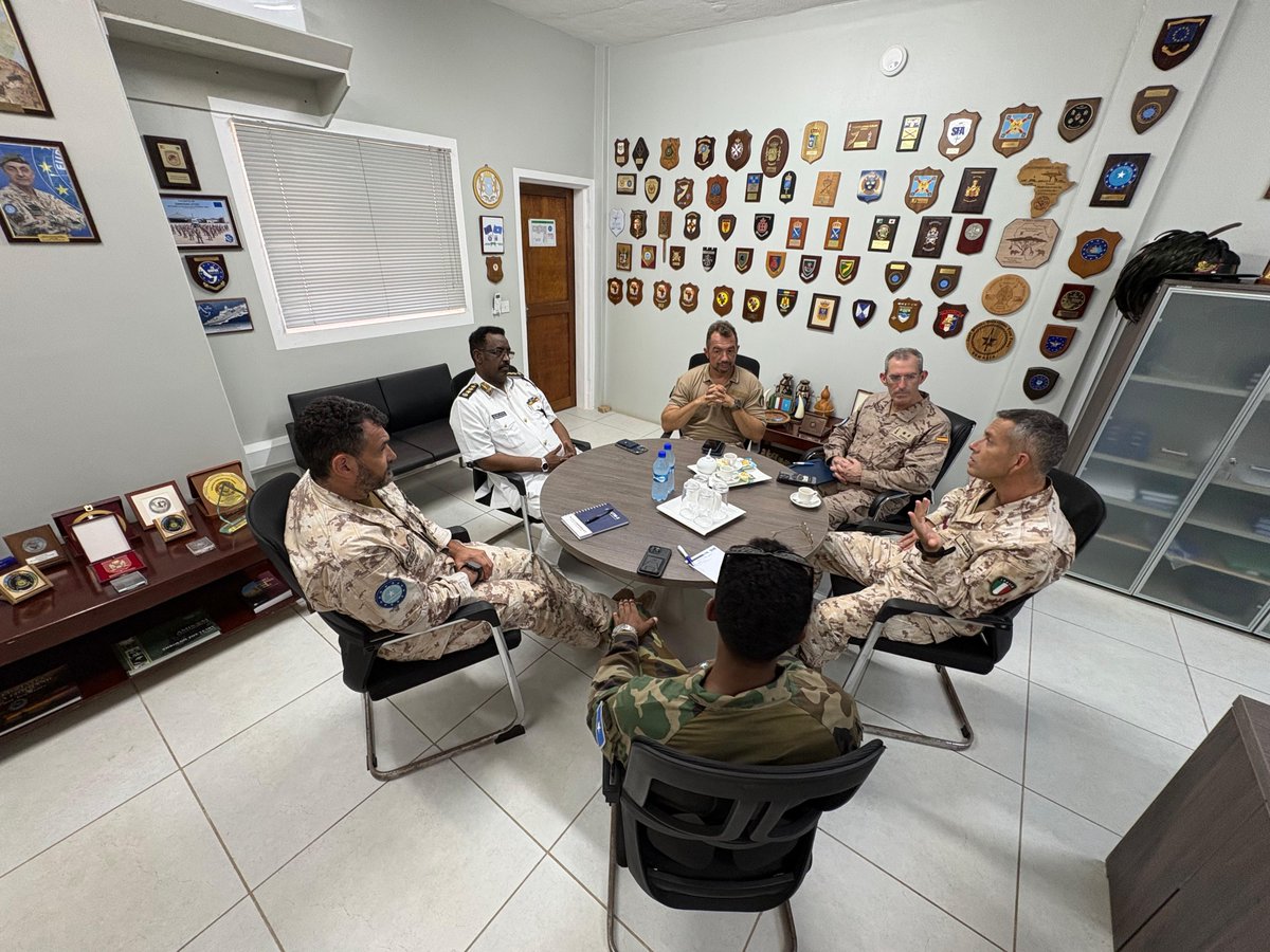 EutmSomalia's tweet photo. EUTM Mfdr Brig. Gen. Elio Manes met with Commander of the Somali Navy and Coast Guard, Brig. Gen. Abdiwahab Abdullahi Omar, in a productive discussion to strengthen security cooperation.
A step forward for regional stability and partnership.
#EUTMS #EEAS #SomaliNavy https://t.co/xSolRY1VUm