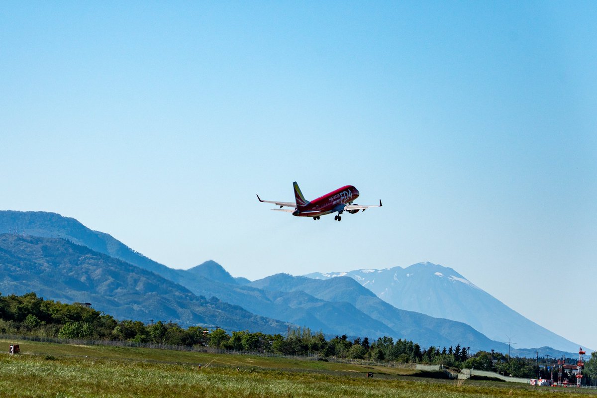 nobi2290's tweet photo. FDA離陸　　
花巻空港　　岩手山に向かって

＃iiiwate　＃花巻空港　＃FDA　
＃フジドリームエアラインズ https://t.co/reGMMoOlyF