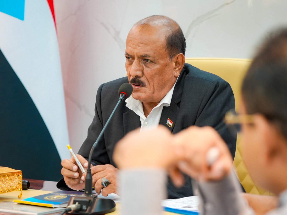 NA_OF_STC's tweet photo. الهيئة الإدارية للجمعية الوطنية تشيد بنجاح فعاليات تجديد التفويض في عدن والمكلا وتؤكد على أهمية الارتقاء بالنتائج إلى فعل سياسي

الأربعاء ٠٦ مايو ٢٠٢٦ 

 عقدت الهيئة الإدارية للجمعية الوطنية، للمجلس الانتقالي للجنوب العربي، اليوم الأربعاء، اجتماعها الدوري برئاسة القائم بأعمال رئيس الجمعية نصر هرهرة، لمناقشة عدد من الملفات المرتبطة بالعمل السياسي والمؤسسي والتنظيمي والإداري الداخلي.

وفي مستهل الاجتماع، أشادت الهيئة بنجاح فعاليتي تجديد التفويض للرئيس عيدروس بن قاسم الزبيدي وتأسيس المجلس، اللتين أُقيمتا يومي 4 و5 مايو في العاصمة عدن ومدينة المكلا، مؤكدة أن الفعاليتين حملتا دلالات سياسية وتنظيمية عكست حجم التفاعل الجماهيري ومستوى الحضور، داعية إلى ضرورة المشاركة الواسعة في فعالية اليوم في محافظة المهرة وفعالية غدٍ في مدينة سيئون، مشددة على جعل البيانات السياسية الصادرة عن هذه الفعاليات، برامج عمل للمجلس الانتقالي، كما إشادت الهيئة الإدارية، بحسن التنظيم في فعالية المكلا والبيان الصادر عنها.

وخلال الاجتماع، استعرضت الهيئة كلمة الرئيس الزبيدي التي ألقاها بهذه المناسبة، وما تضمنته من مضامين ورسائل سياسية على المستويين المحلي والإقليمي.

وفي ختام الاجتماع، أقرت الهيئة محضر الاجتماع السابق بعد مناقشته، إلى جانب مناقشة عدد من القضايا المدرجة على جدول الأعمال، تمخضت عن ذلك جملة من القرارات والتوصيات ذات الصلة.