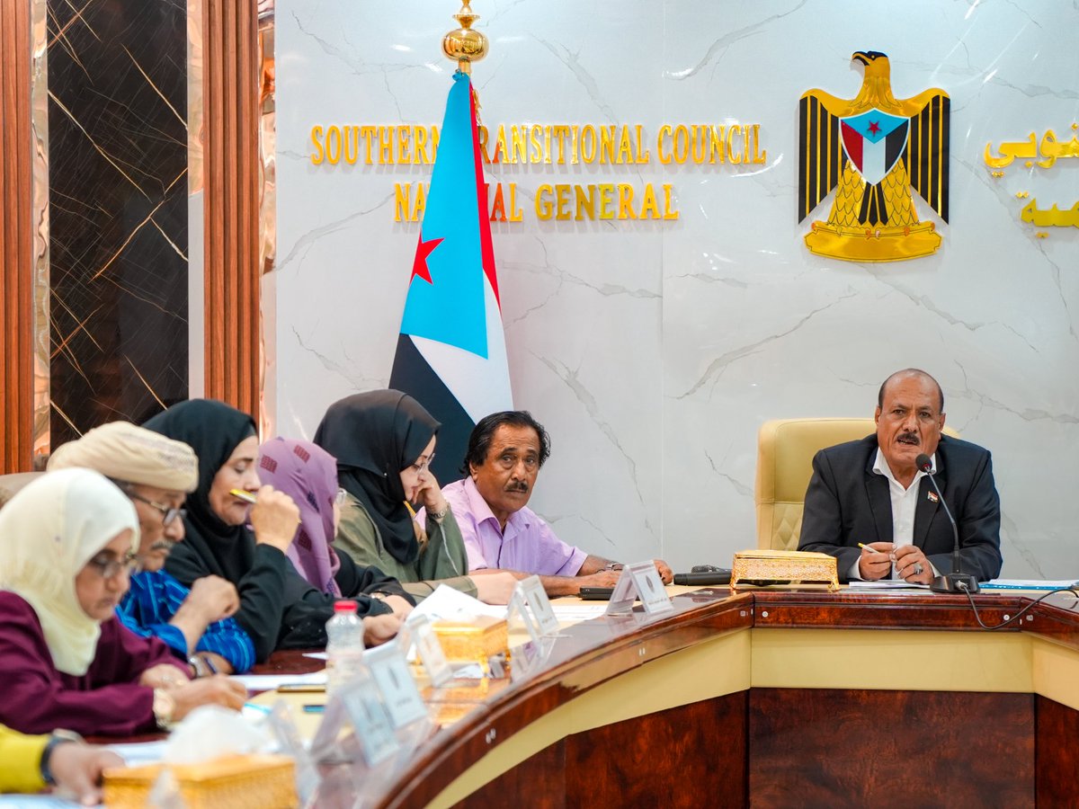 NA_OF_STC's tweet photo. الهيئة الإدارية للجمعية الوطنية تشيد بنجاح فعاليات تجديد التفويض في عدن والمكلا وتؤكد على أهمية الارتقاء بالنتائج إلى فعل سياسي

الأربعاء ٠٦ مايو ٢٠٢٦ 

 عقدت الهيئة الإدارية للجمعية الوطنية، للمجلس الانتقالي للجنوب العربي، اليوم الأربعاء، اجتماعها الدوري برئاسة القائم بأعمال رئيس الجمعية نصر هرهرة، لمناقشة عدد من الملفات المرتبطة بالعمل السياسي والمؤسسي والتنظيمي والإداري الداخلي.

وفي مستهل الاجتماع، أشادت الهيئة بنجاح فعاليتي تجديد التفويض للرئيس عيدروس بن قاسم الزبيدي وتأسيس المجلس، اللتين أُقيمتا يومي 4 و5 مايو في العاصمة عدن ومدينة المكلا، مؤكدة أن الفعاليتين حملتا دلالات سياسية وتنظيمية عكست حجم التفاعل الجماهيري ومستوى الحضور، داعية إلى ضرورة المشاركة الواسعة في فعالية اليوم في محافظة المهرة وفعالية غدٍ في مدينة سيئون، مشددة على جعل البيانات السياسية الصادرة عن هذه الفعاليات، برامج عمل للمجلس الانتقالي، كما إشادت الهيئة الإدارية، بحسن التنظيم في فعالية المكلا والبيان الصادر عنها.

وخلال الاجتماع، استعرضت الهيئة كلمة الرئيس الزبيدي التي ألقاها بهذه المناسبة، وما تضمنته من مضامين ورسائل سياسية على المستويين المحلي والإقليمي.

وفي ختام الاجتماع، أقرت الهيئة محضر الاجتماع السابق بعد مناقشته، إلى جانب مناقشة عدد من القضايا المدرجة على جدول الأعمال، تمخضت عن ذلك جملة من القرارات والتوصيات ذات الصلة.