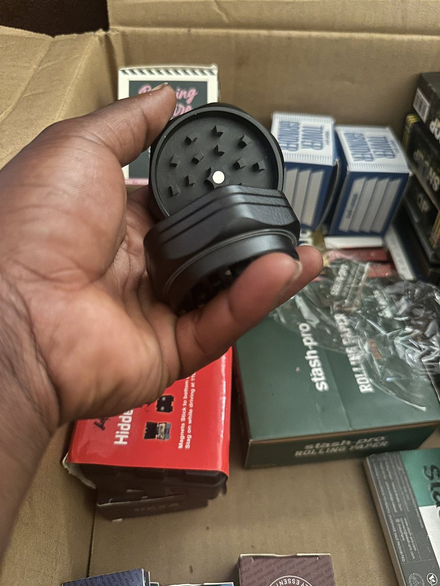 Buds__Shop's tweet photo. Which Brand of grinder are u using? text us for all your smoking accessories 🫡👌🏿✌🏾 https://t.co/HQCwhX9muP