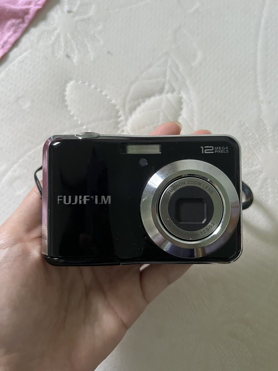 Shiime5's tweet photo. ขายกล้อง fujifilm av100 ( ใช้ถ่าน AA สองก้อน ) ตัวนอกกระแส
ตำหนิ - ที่ล๊อคถ่านหัก สามารถเอาเทปปิดได้หรือหามุมล๊อคแบตจะอ้านิดนึงค่ะ
ระบบใช้ได้ปกติเลย~~~ 
ราคา 1700 ต่อรองได้ค่า 
| แถมถ่าน AA สองก้อน เมม 2 GB |
#กล้องดิจิตอล #กล้องดิจิตอลมือสอง https://t.co/11qq3AX9Xp