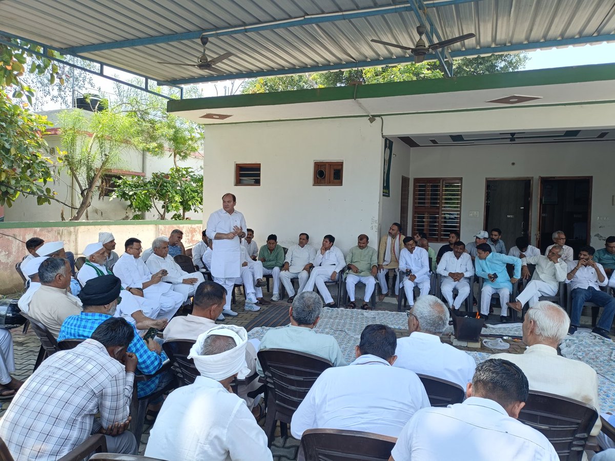 AshrafAliKhan__'s tweet photo. राष्ट्रीय लोकदल शामली पार्टी कार्यालय पर किसानों की बुलंद आवाज़,उनकी हर मुश्किल में अपना किरदार निभाने वाले महान नेता पूर्व केंद्रीय मंत्री @RLDparty के संस्थापक #ChaudharyAjitSingh जी की पुण्य ति���ि के अवसर पर पुष्पांजलि अर्पित करते हुए भावभीनी श्रद्धांजलि अर्पित की। https://t.co/qA1ET5gBXD