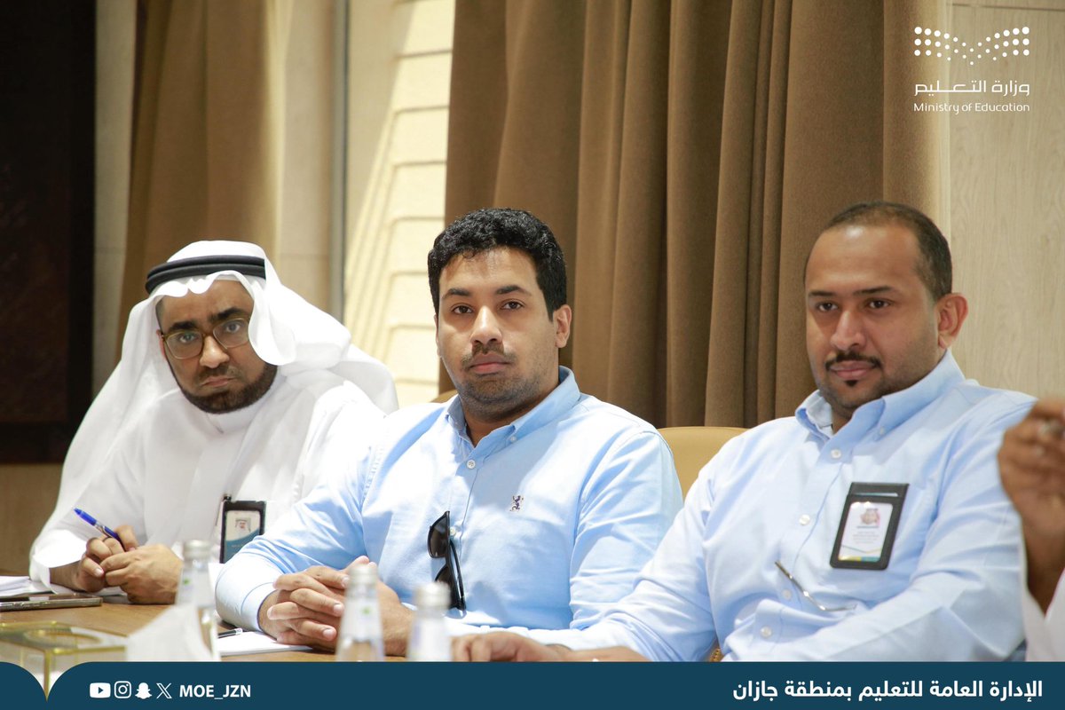 MOE_JZN's tweet photo. مدير عام #تعليم_جازان، وبحضور نائب الرئيس التنفيذي لشركة تطوير، يناقش تقرير التقويم المدرسي في مجال البيئة المدرسية وأساليب تحسينها. https://t.co/9fHSOssAT6