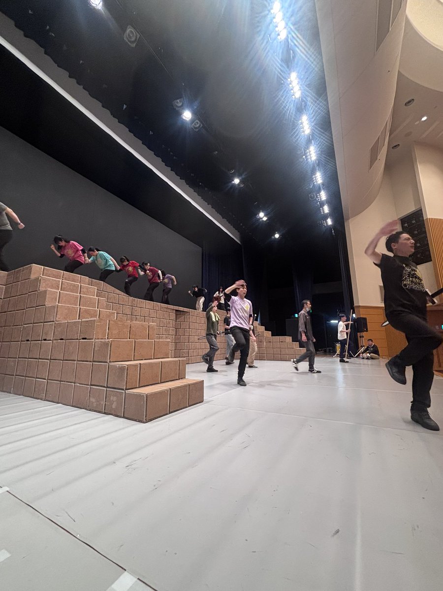 showmanship_f's tweet photo. 本番まであと3日。

『#ノートルダム物語』
いよいよ舞台セットを組んでの稽古に入りました。

立ち位置や転換など、本番さながらの動きの中で、お芝居以外の細かな部分も一つひとつ丁寧に確認しています。

ここからさらに精度を上げて、最高の舞台をお届けできるように仕上げていきます！ https://t.co/hhWnzCkLMz