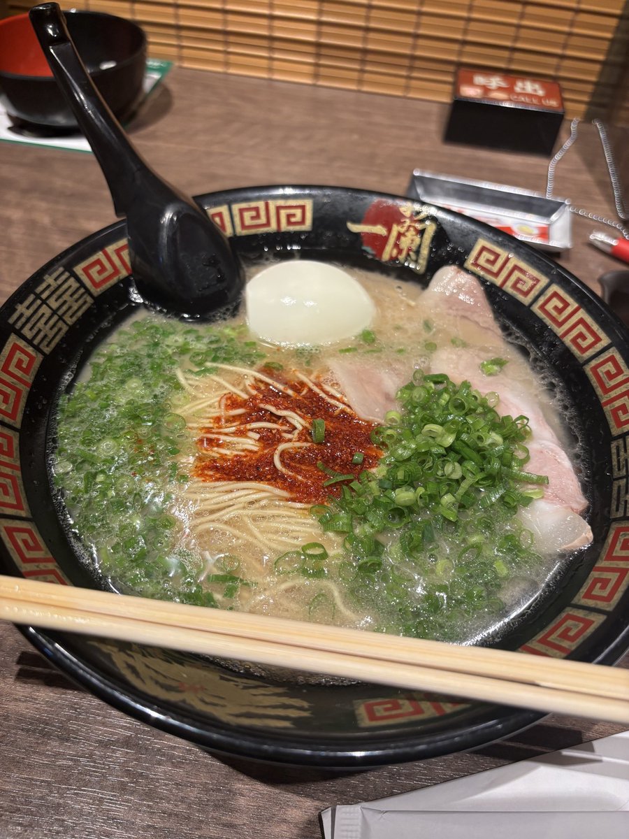 irodoripharmacy's tweet photo. これは只のラーメンの写真ではなく、子供を産んでからいつかおひとり様の時間ができたらまた行きたいと切望して早10年、子供ら3人と皆んなでカウンターで食べた一蘭ラーメンの写真。
月並みな言葉やけど、とってもおいしかった。
いつかこれを1人で食べる時に戻ったら、寂しく感じてしまうんかなあ。 https://t.co/NxIi19p1uV