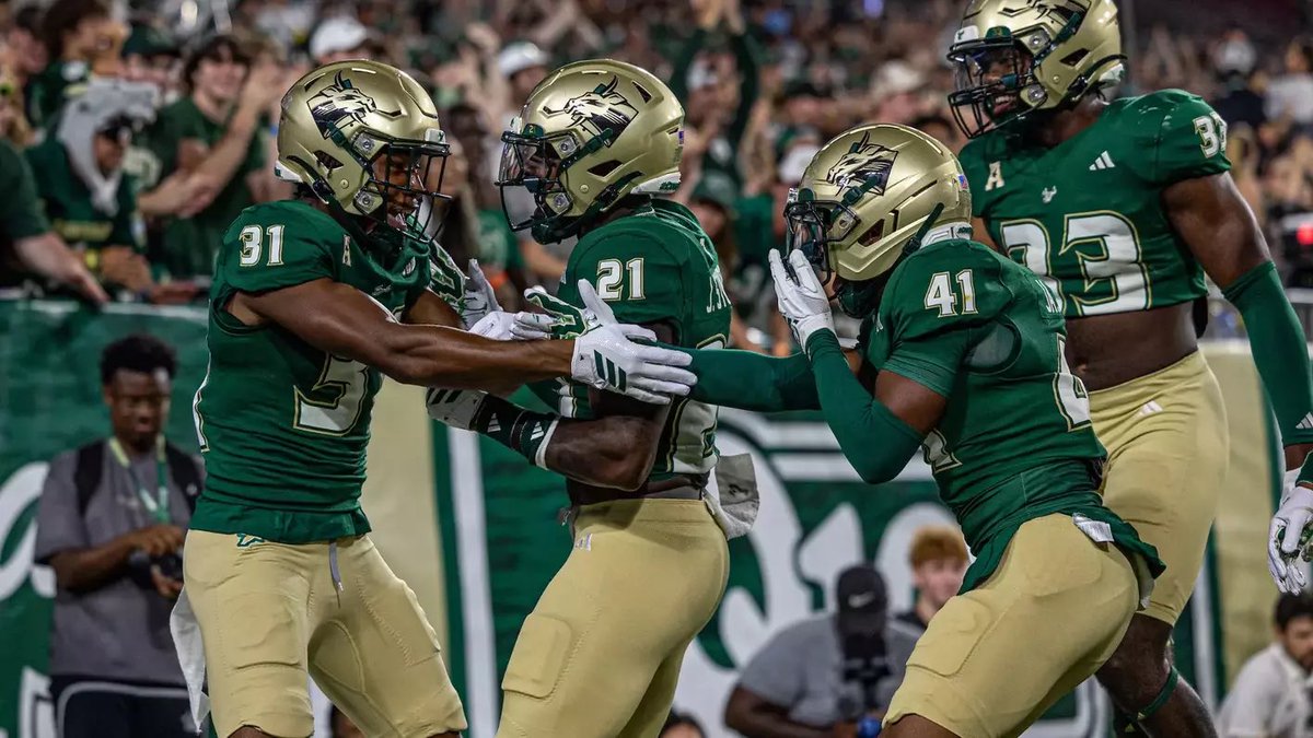 DezDavis45's tweet photo. Blessed to receive my 5Th 🅾️ffer from @USFFootball @Big_Glitch @NAHSJacketFB @RichardBush9 @CoachWebb50 @coachmacgata @adamgorney https://t.co/uFeEXdp29i