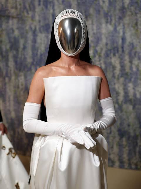 El tema para celebrar el #MetGala2026 fue 'Fashion is Art' y cada uno de los invitados lo interpretó a su muy personal estilo, como siempre hubo de todo.
. #Beyonce, Olivier Rousteing
. #Rihanna, Maison Margiela
. #Madona, Saint Laurent
. #KatyPerry, Stella McCartney
#ModaEsArte