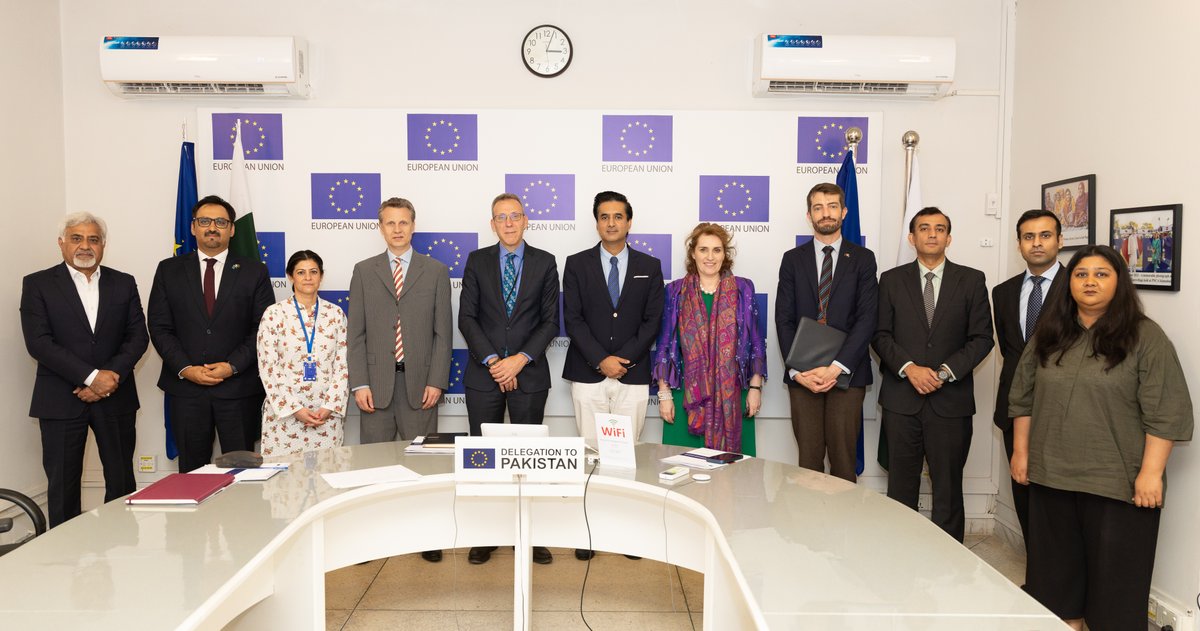 UNDP_Pakistan's tweet photo. As the @EUPakistan 🇪🇺-funded Deliver Justice Project nears its completion, Muhammad Hamza Shafqaat, Additional Chief Secretary, @HomeDeptGob, Balochistan, chaired the Steering Committee meeting to review the progress of the project jointly implemented by @UNDP_Pakistan, @UNODCPakistan, and @unwomen_pak.

Under this initiative, across Balochistan, #UNDPinPakistan:
📚 Equipped 2,878 individuals (57% women) with legal awareness so that they can claim their rights
⚖️ Improved access to justice for 220 individuals (28% women) through free legal aid
👩‍⚖️ Trained 295 justice sector stakeholders to strengthen people-centred service delivery
🤝 Strengthened Alternate Dispute Resolution through the refurbishment and operationalization of 7 mediation centers, which demonstrated a case resolution rate of 70%.

Together with our partners, we remain committed to bringing justice to the people in Pakistan.