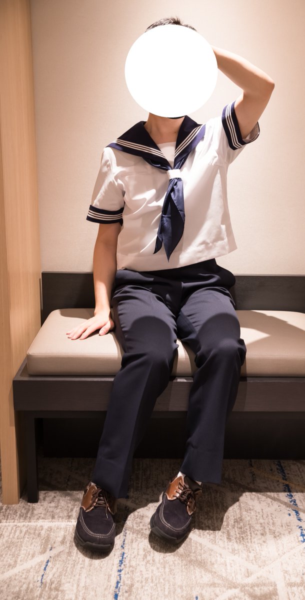 男子の制服もこれでいいと思うのです。

セーラー服の上衣丈がちょっと短めな点がまた素敵ポイント✨

ボトムスはズボンですよ～。