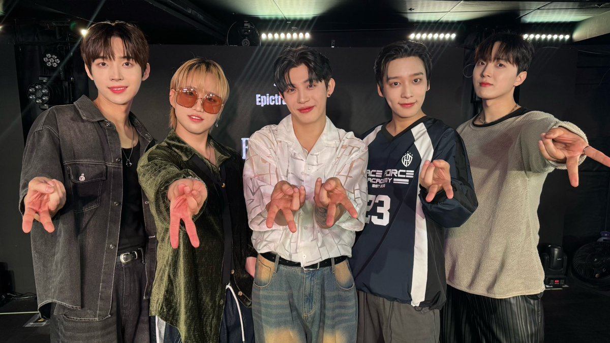 EPTS_official's tweet photo. [📸] 

🎶✨

#EPTS #EPICTRAVELS #에픽트레버스
#Dance https://t.co/9Nmj1BkzcZ