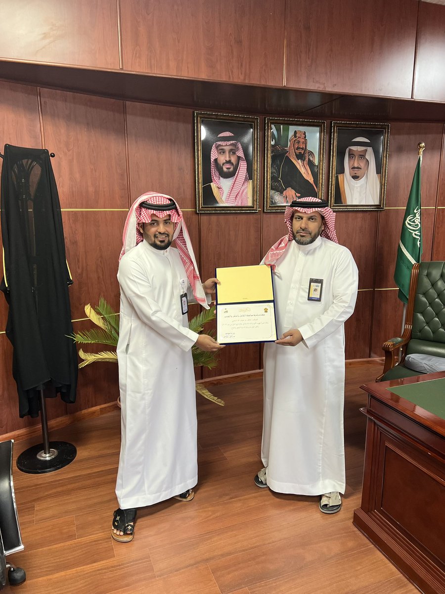 Alkamel_Mun's tweet photo. سعادة رئيس #بلدية_الكامل المهندس فهمي بن سليمان الغانمي يكرّم الموظف عاطف عوض الله السلمي بمناسبة حصوله على جائزة الموظف المتميز للربع الاول لعام 2026، تقديرًا لجهوده المتميزة وعطائه المتواصل

نبارك له هذا الإنجاز المستحق، ونتمنى له دوام التوفيق والنجاح https://t.co/F2KC6gjbtc