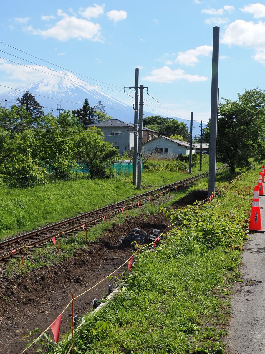 plarailplayer's tweet photo. 京都に帰ってきました
今回の帰省では撮り鉄は基本なし。
アウトレット行ったり、バーベキューしたり。
で、買い物ついでに富士急行線の寿駅(暮地)へ
行き違い設備のある三つ峠駅と下吉田駅のちょうど中間にある寿駅
この駅に行き違い設備ができると時間あたり一本増発できるそうな！
次回の訪問は8月なので、その時はゆっくり撮影してみようかと思います。