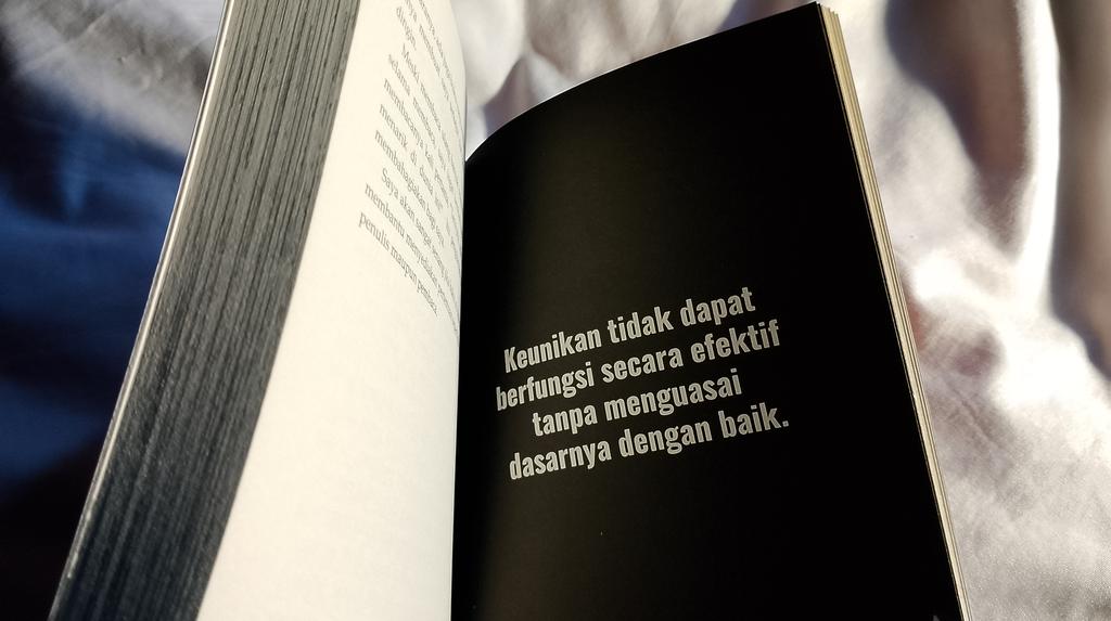 kiissedbypoem's tweet photo. Buat pembaca yang ingin menulis review buku tapi masih gak pede karena merasa bingung saat menyusun kalimat, aku mau merekomendasikan buku ini untuk dibaca! Saat baca Strange Houses by Uketsu dan Holy Mother by Akiyoshi Rikako, ada hal yang bikin aku gak puas dengan bukunya. https://t.co/kuGNiWFtug
