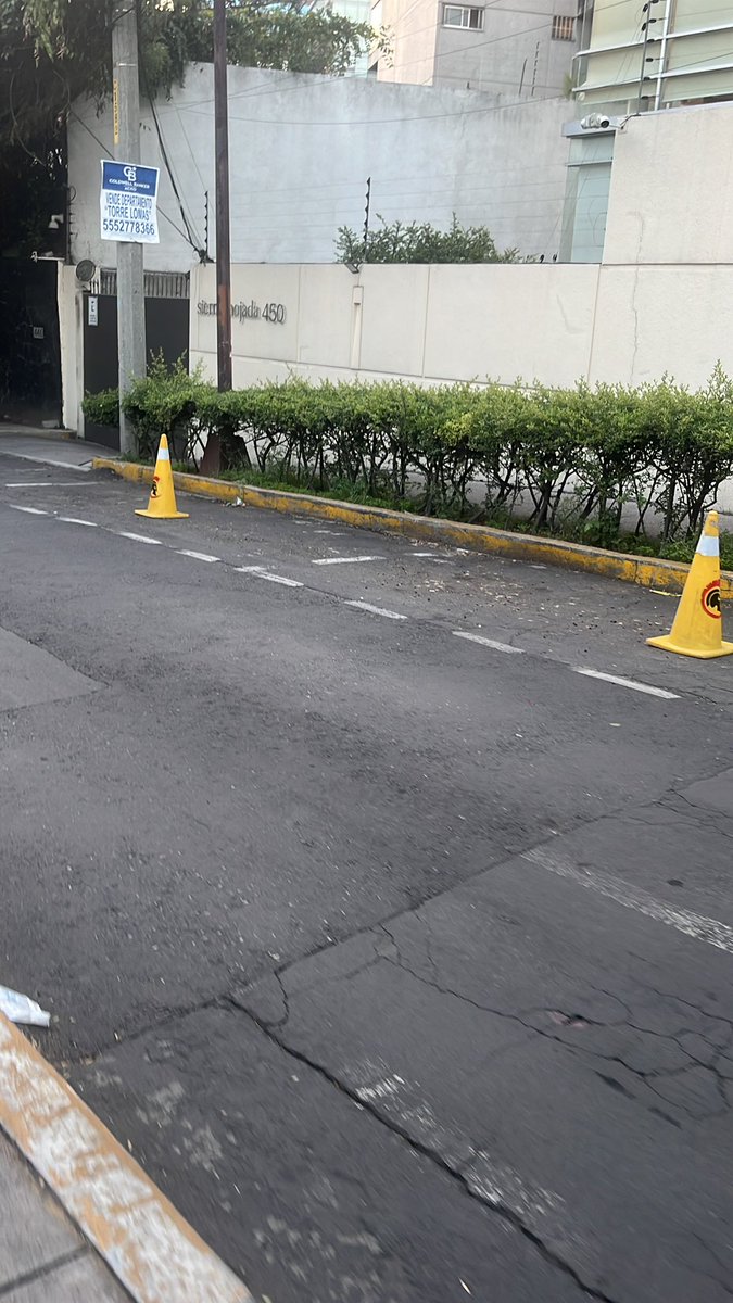 veramleyva's tweet photo. @MexLibre_MH esto está permitido? Limitan el acceso a los parquímetros @ClaraBrugadaM @LaSEMOVI https://t.co/PPVlvVN2A8