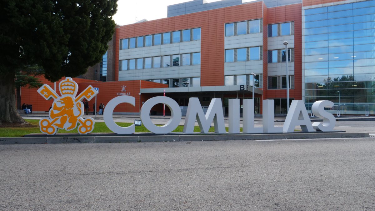 UCOMILLAS's tweet photo. Comillas, entre las mejores universidades de España según @elmundoes.

🥉 #TrabajoSocial, top 3 nacional
⚙️ #Ingeniería (#ICAI), entre las mejores
💼 #ADE (#ICADE), referencia en empleabilidad

👉 https://t.co/xmlRBDNTfn https://t.co/rlJBtOBrom