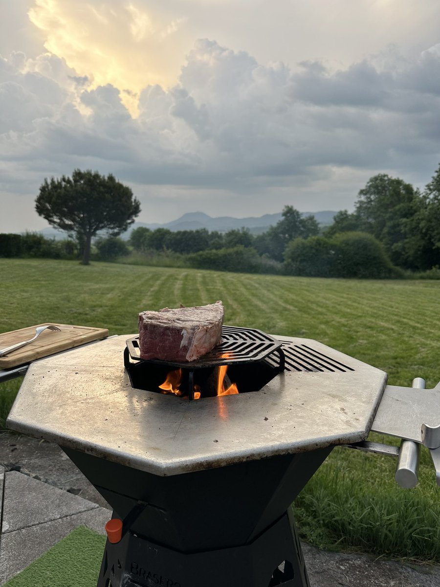 polobosses_'s tweet photo. @fire5000m Il y a pleins de manières de faire des barbecues en France ! 
La côte de bœuf reste culte ! https://t.co/yI3cg7ZpxA
