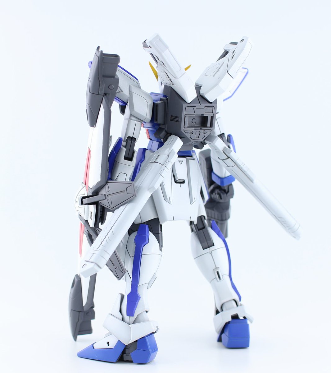 MG ガンダムX ディバイダーです。
MGガンダムXと旧キットガンダムXディバイダーのミキシング。 武器類以外には肩とフロントスカートだけ好みで旧キットに変えて大型化したりディテール消したりしてます。