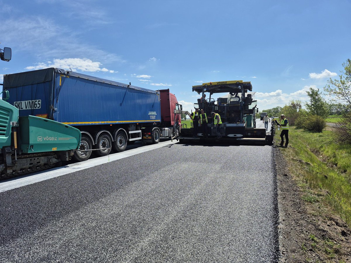 GDDKiA_Opole's tweet photo. Remontujemy obwodnicę Poborszowa w ciągu #DK45. Aktualnie trwa układanie warstwy ścieralnej na poszczególnych odcinkach, w kolejnym etapie wykonywane będzie oznakowanie poziome. Finał prac jeszcze w maju br. @GDDKiA https://t.co/7CmFGDQr7N