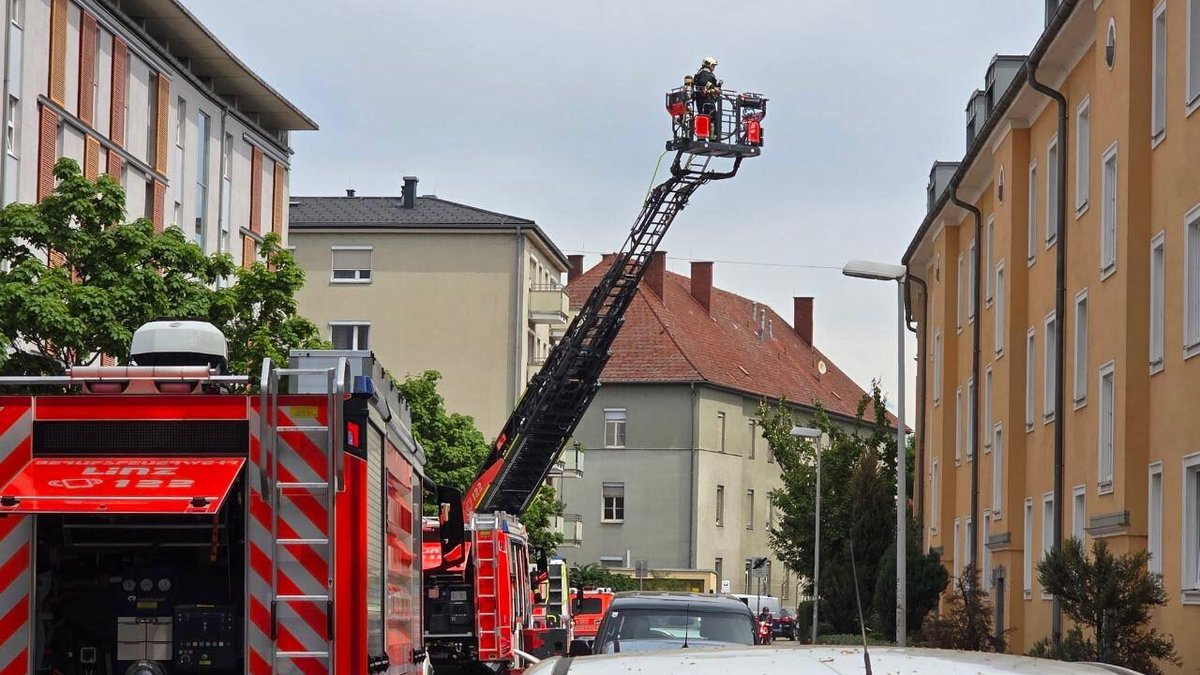 krone_at's tweet image. Mann ohne Hose flieht vor Flammen aufs Dach. „Ich habe Munition und auch zwei Handgranaten in der Wohnung“ –  warnte Linzer die Helfer. Jetzt suchen Experten nach dem Kriegsgerät. krone.at/4131565
