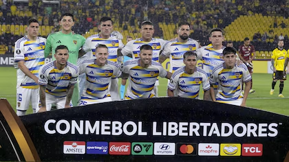 infobae's tweet photo. CÓMO QUEDÓ BOCA TRAS LA DERROTA EN ECUADOR Y QUÉ NECESITA PARA CLASIFICAR A LOS OCTAVOS DE LA LIBERTADORES

La caída 1-0 ante Barcelona en Guayaquil dejó al Xeneize sin margen de error en la zona que comparten con Universidad Católica y Cruzeiro.

Boca Juniors sufrió su segunda derrota consecutiva en la Copa Libertadores al caer 1-0 ante Barcelona SC en el Estadio Monumental Isidro Romero Carbo de Guayaquil, en la cuarta fecha del Grupo D. El tanto del equipo ecuatoriano, obra de Villalba tras un error defensivo del Xeneize, dejó la zona completamente equilibrada y redujo el margen de maniobra del equipo de Claudio Úbeda de cara al tramo final de la fase de grupos.

Infobae 📎 https://t.co/8wqpXHol8L