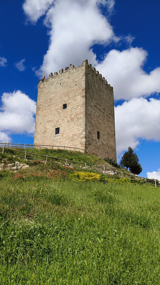 NoticiasArce's tweet photo. La Asociación ARCE, ha visitado el castillo de Langa de Duero. Nos hemos tenido que conformar en visitarlo por fuera ya que no avisamos de nuestra llegada pero si vosotros queréis visitarlo, podéis llamar al teléfono 616480114  o en la página web de la oficina de turismo. https://t.co/cgBmxLigEE
