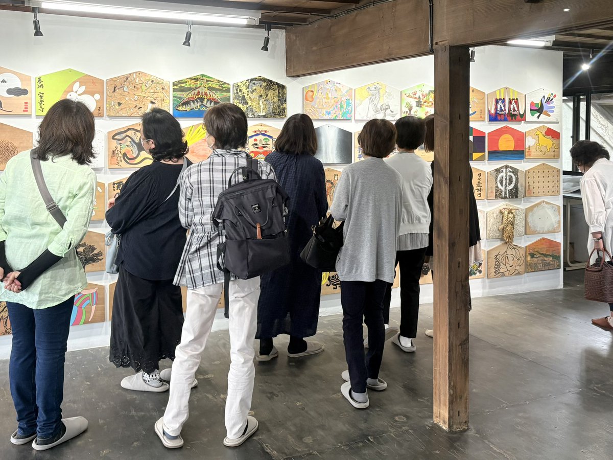tomokikurokawa's tweet photo. 「NEW EMA」5日目が無事終了しました。
連休最終日ということもあり、現時点で本展過去最多の来場者数となりました。
写真は、絵馬をご覧になるお姉さま方です。
明日は平日のため、ゆっくりご覧になりたい方はぜひお越しください。正午から17時迄。お待ちしています。 https://t.co/6yHb4f8YbM