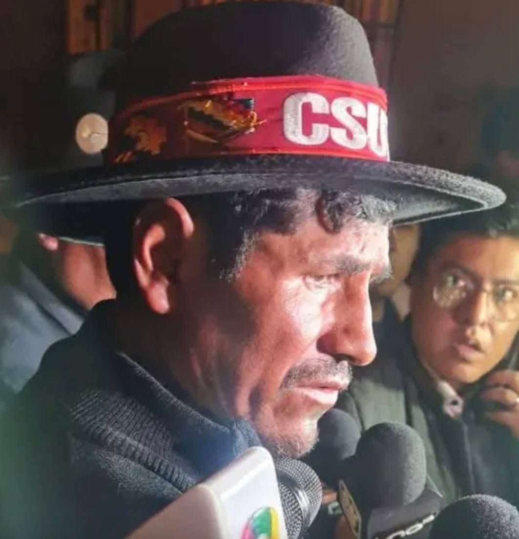 reddtvoficial's tweet photo. CSUTCB instruye bloqueo nacional indefinido desde este miércoles
La Confederación Sindical Única de Trabajadores Campesinos de Bolivia (#CSUTCB) emitió un instructivo oficial en el que determina acatar un bloqueo nacional indefinido de caminos en todo el país, a partir de las 00:00 horas de este miércoles 6 de mayo de 2026.
La medida, de carácter obligatorio, convoca a todas las federaciones departamentales, regionales, provinciales, centrales y subcentrales afiliadas a movilizarse de manera firme y contundente como presión para que el Gobierno atienda las demandas planteadas en el Cabildo Nacional.
El instructivo advierte que no habrá tolerancia a la desmovilización y dispone que todas las estructuras orgánicas garanticen el cumplimiento estricto de la medida en cada región. Asimismo, se declara estado de emergencia, unidad y movilización permanente hasta lograr que se atiendan las exigencias del sector campesino.