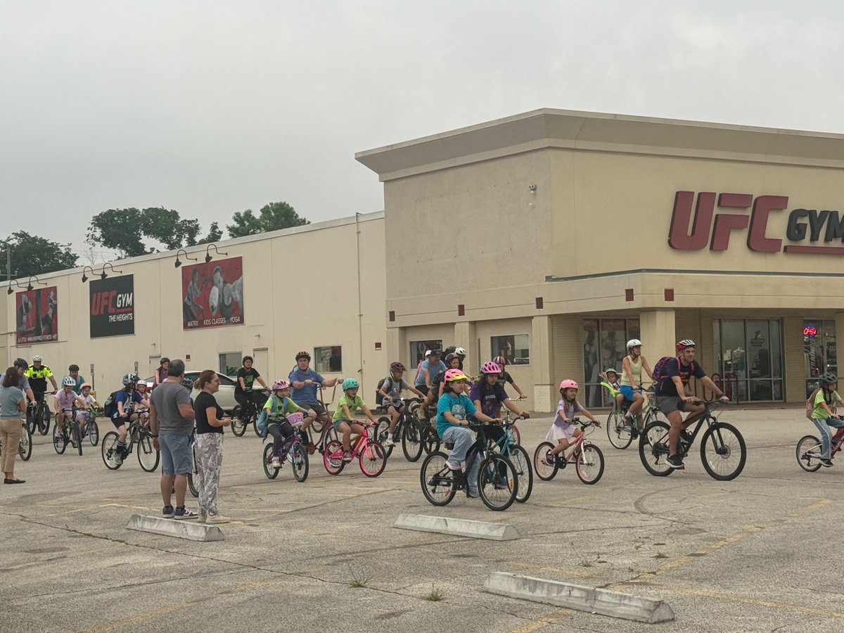 HCSO_Parks's tweet photo. The excitement was contagious this morning as students geared up to ride their bikes to school. 🚴‍♀️🚴‍♂️ https://t.co/hgeAwOz115