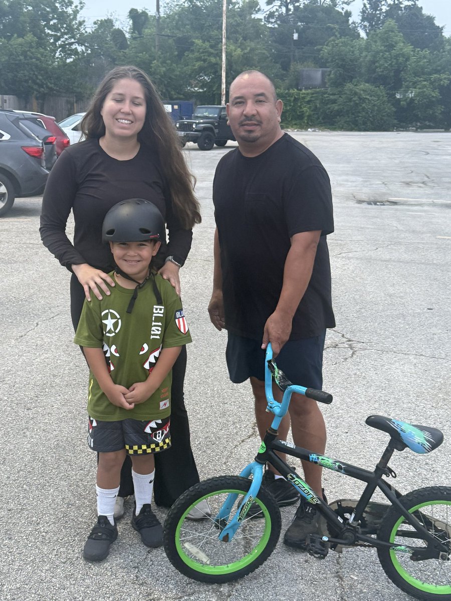HCSO_Parks's tweet photo. Families gathered this morning with their children, preparing for Sinclair Elementary’s bike ride to school alongside police officers 🚴‍♀️🚴‍♂️👮‍♂️
A great way to start the day—bringing the community together while promoting safety. https://t.co/sQsp15uR3H