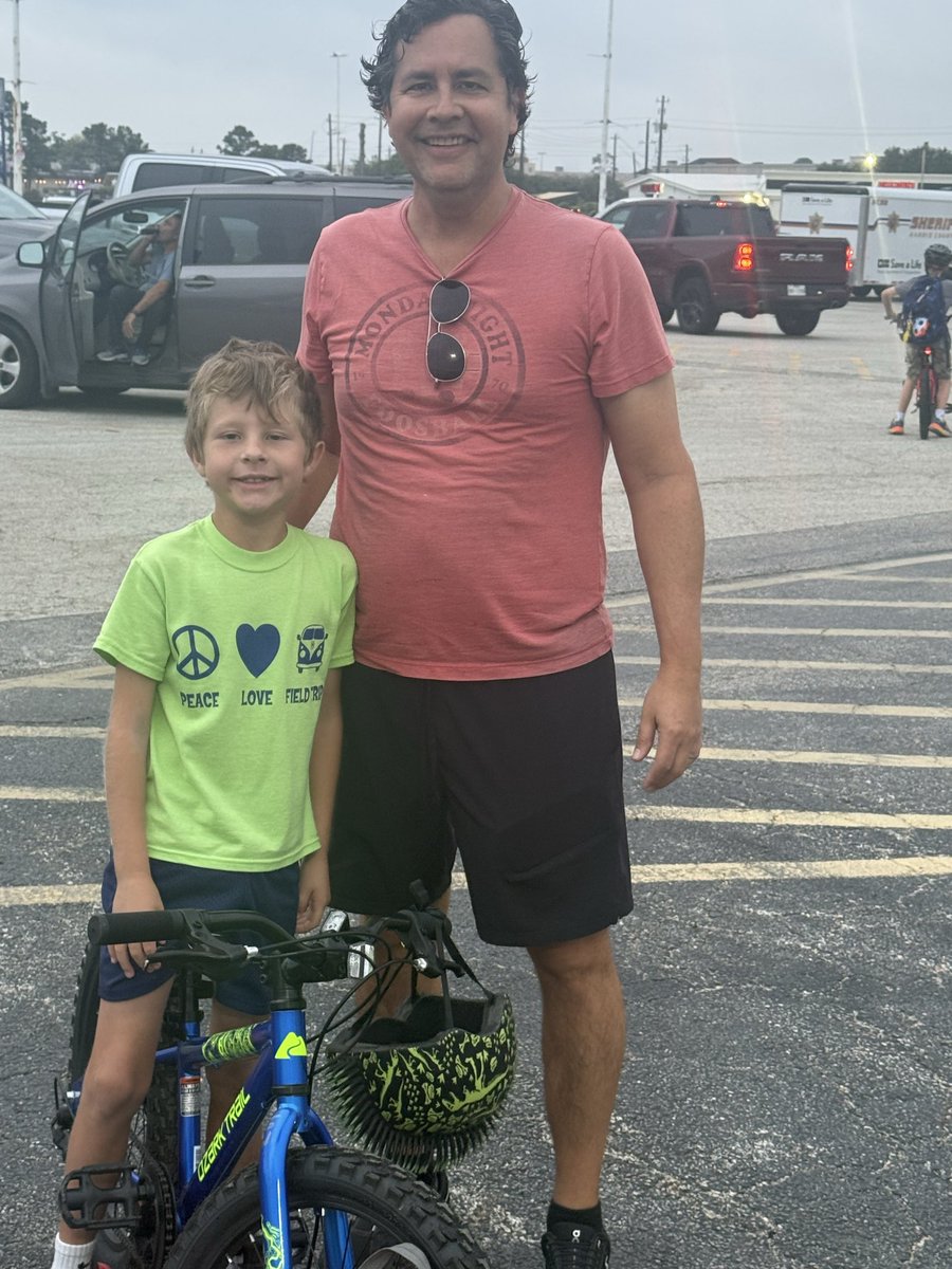 HCSO_Parks's tweet photo. Families gathered this morning with their children, preparing for Sinclair Elementary’s bike ride to school alongside police officers 🚴‍♀️🚴‍♂️👮‍♂️
A great way to start the day—bringing the community together while promoting safety. https://t.co/sQsp15uR3H