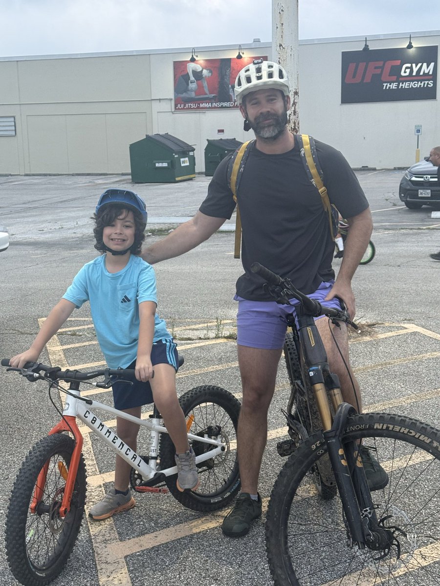 HCSO_Parks's tweet photo. Families gathered this morning with their children, preparing for Sinclair Elementary’s bike ride to school alongside police officers 🚴‍♀️🚴‍♂️👮‍♂️
A great way to start the day—bringing the community together while promoting safety. https://t.co/sQsp15uR3H