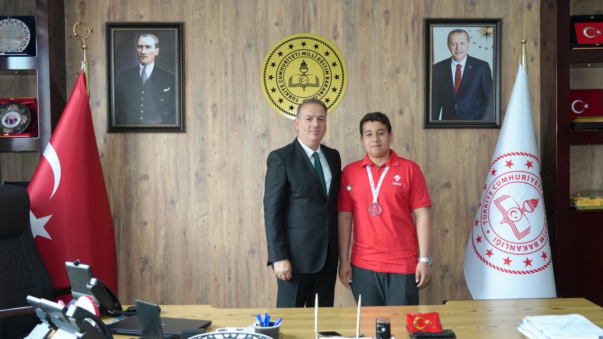 Kahta Ebu Sadık Anadolu İmam Hatip Lisesi Müdürü Dr. Muzaffer Karataş, TÜBİTAK 2204-A Lise Öğrencileri Araştırma Projeleri Yarışması Türkiye Finalleri’nde coğrafya alanında teşvik ödülü alan öğrenciler Muhammed Mahir Tanyıldız, Yusuf Davut Günay ve Ramazan Dündar ile danışman