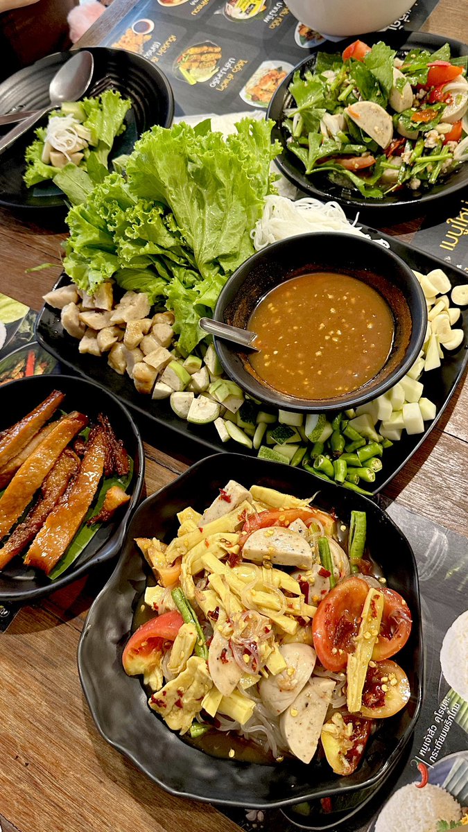 Newkigeegy's tweet photo. จะบอกว่าตำเส้นเล็กหมูยอ add หน่อไม้เพิ่ม ของร้าน เตี๋ยวกะตำ คือเดอะเบส นัมเบอร์วัน อร่อยมากกก เส้นหนึบๆคลุกน้ำปลาร้า เข้าเส้นสุด นัวมากกกก เส้นเล็กที่ถูกต้อง ใครไม่ใส่ปลาร้าแจ้งร้านได้เลย

อีกอย่างคือแหนมเนือง เริ่ด ผักสดกรอบ น้ำจิ้มหวานเค็มกำลังดี ห่อรวมกันแล้วโคตรฟินน นี่ให้เลย 1.ตำเส้นเล็ก 2.แหนมเหนือง ใครไปกินต้องสั่ง