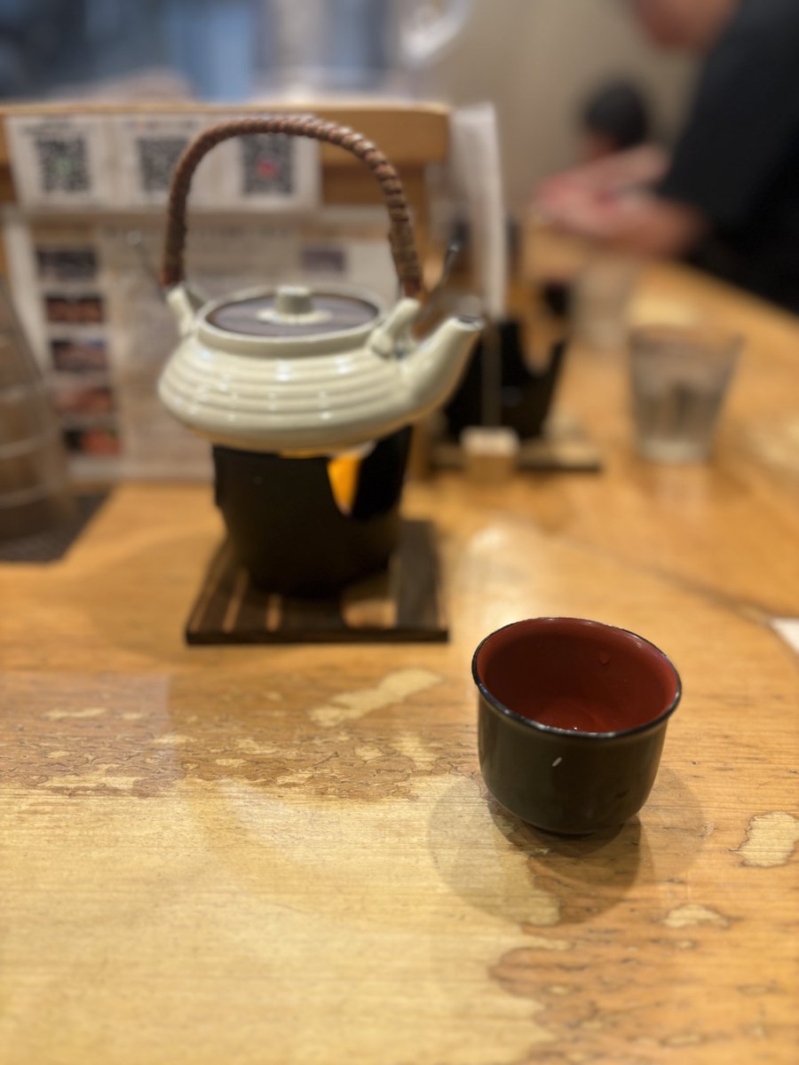 Tenone774's tweet photo. 空腹だったのでとりあえず調べて良さげな店に
焼きあご塩らー麺お茶漬けセット
あご出汁めっちゃ美味しい
ちぢれ麺ももちもちで好み
食べ終わってから調べたら新宿に本店があったらしい、覚えてたら次回… https://t.co/n6nj5EP2NM