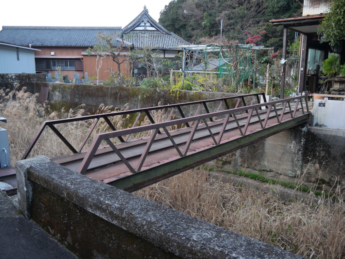 oomatipalk's tweet photo. 三重県熊野市の松島石材さんの #街角軌道 と
鉄橋と縞鋼板鋼直結軌道！
すごい立派な鉄橋ですね
現役なのでしょうか？ https://t.co/bIxYTO84It