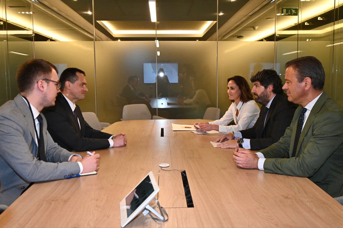 LopezMirasF's tweet photo. 🇪🇺🇺🇦 La tecnología y experiencia de la #RegióndeMurcia va a ayudar a reconstruir Ucrania a través del programa #Caetra, clave en la industria de la defensa europea.

Así se lo he trasladado a @VVChentsov, jefe de la Misión de Ucrania ante la UE, a quien esperamos pronto en nuestra tierra.