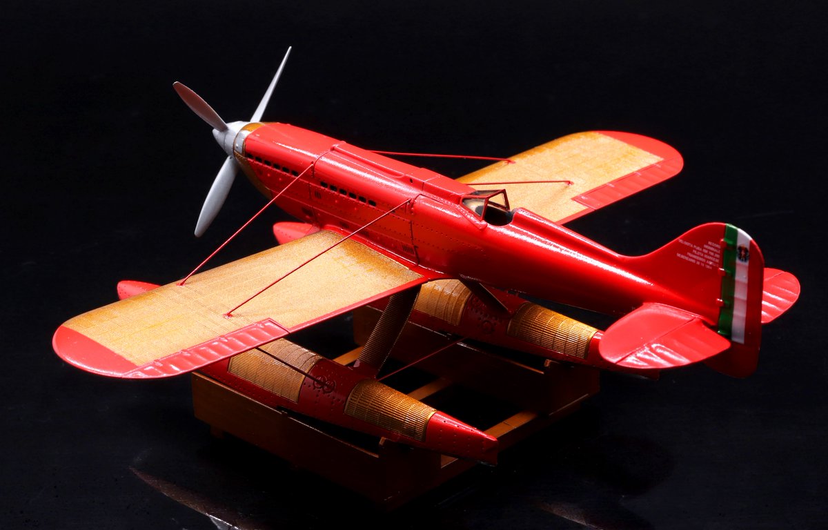 #天狼春のプラまつり2026
1/72 SBSmodel Macchi M.C.72
#完成
初飛行1931年にして今なお水上レシプロ機最速を誇るすげー機体
ものすごく繊細なディテールを持つレジンキットですが、連休中の完成を急いだためもう少し表面処理を頑張ればよかったと反省
でもこの手のものは勢いが無いと完成しないので…