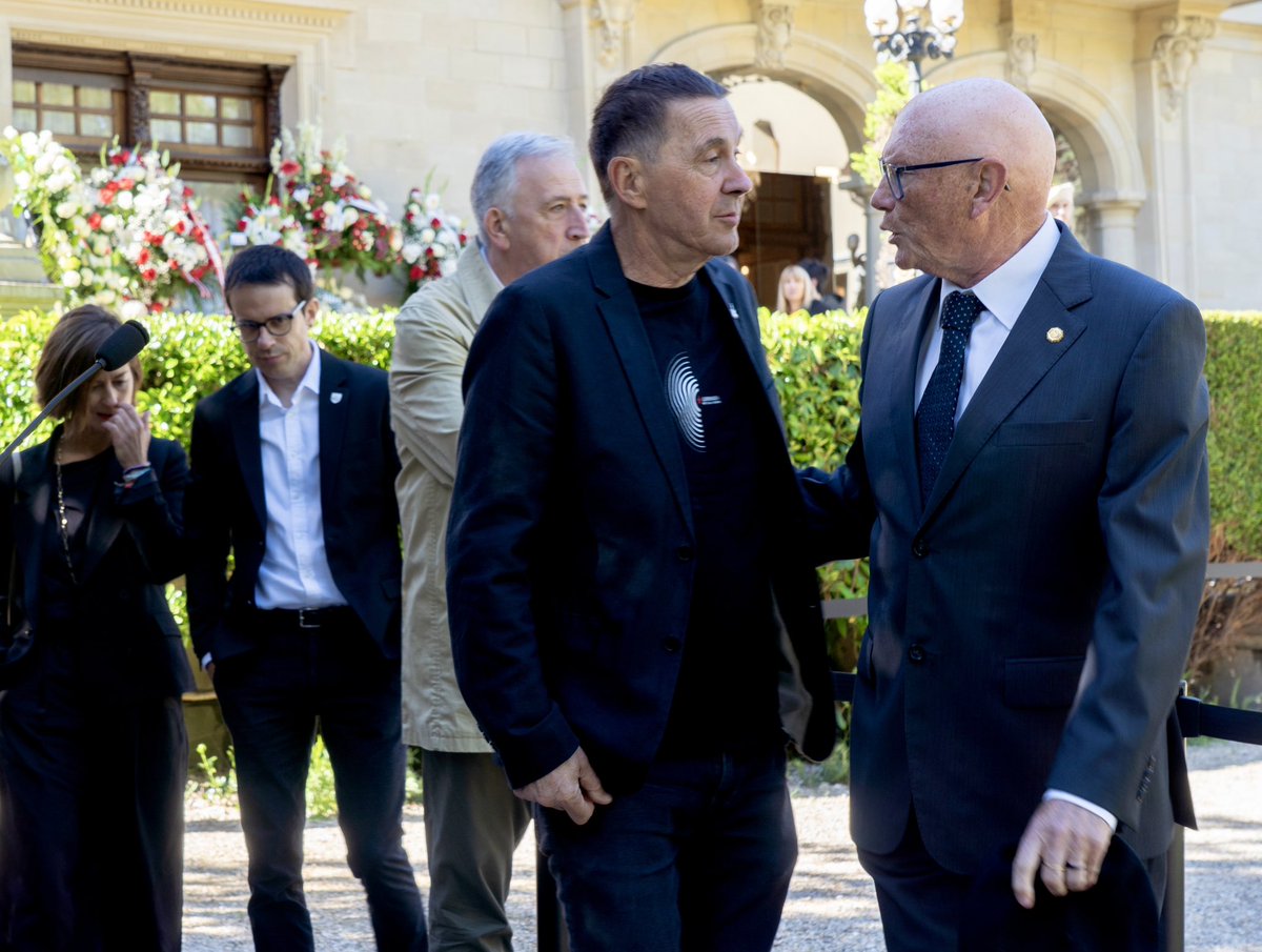 ArnaldoOtegi's tweet photo. Carlos Garaikoetxeari azken agurra eman diogu Ajuria Enean. Ezohiko garaietan ezohiko erabakiak hartzea egokitu zitzaion belaunaldi baten ordezkari abertzalea, euskaltzalea eta nafarra. 

Herri honen askatasunarekin konprometitua eta ezberdinen artean indarrak batzearen aldeko apustua egin zuena.

Lurrak goxo har zaitzala.